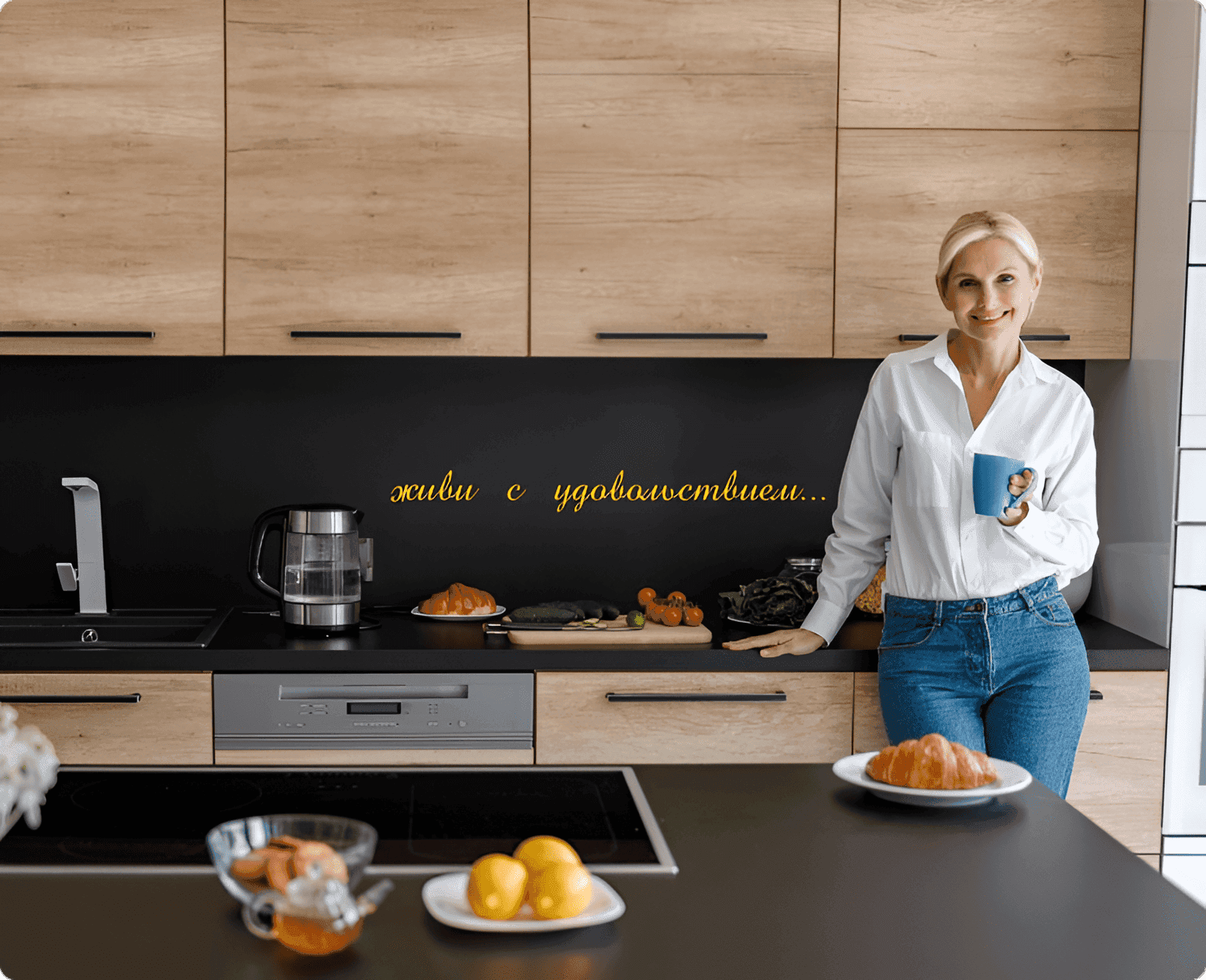 женщина перед кухней